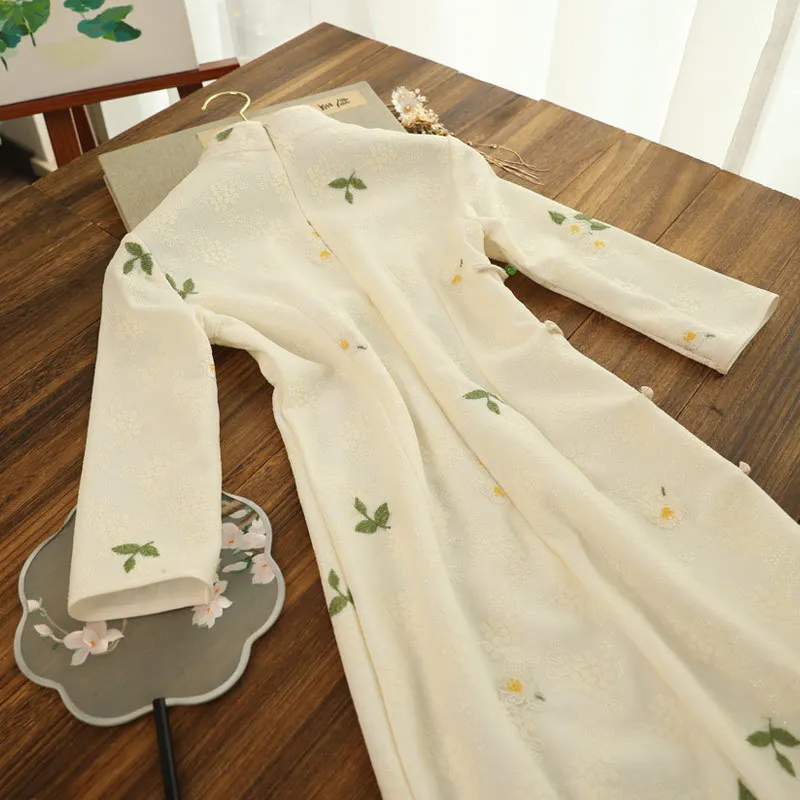 ฤดูร้อนลูกไม้ Cheongsam Beige เย็บปักถักร้อยแขนยาวชุดแบบดั้งเดิม Vintage ชุดยาว Qipao S ถึง XXL