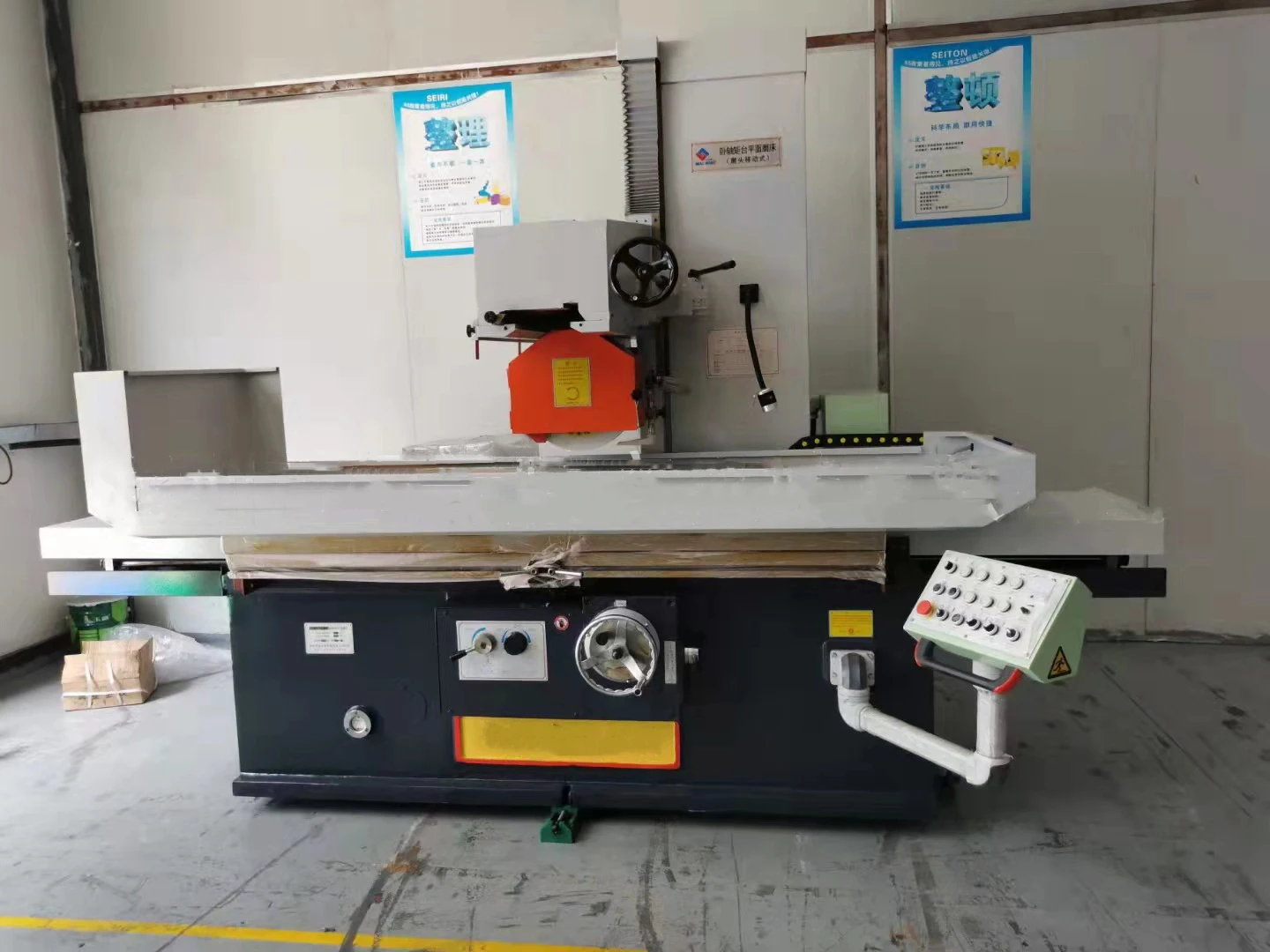 Máquina manual adequada do moedor da superfície do giro do metal da moagem da eficiência elevada com motor do componente do núcleo