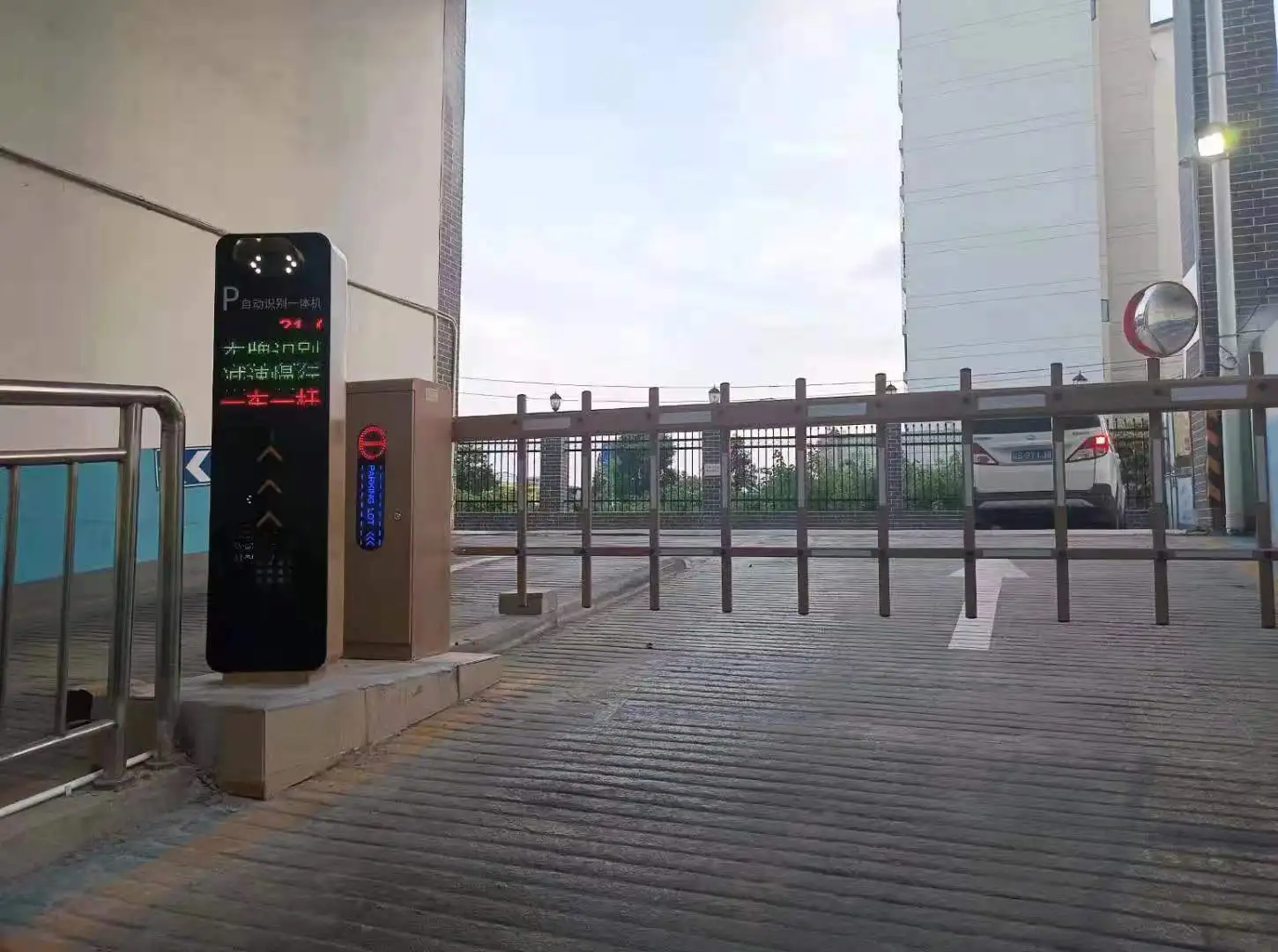 Parking Lots LED Lighting Brushless Motor Road  Telescopic Boom Card Swipe Vehicle Traffic Control Boom Barrier