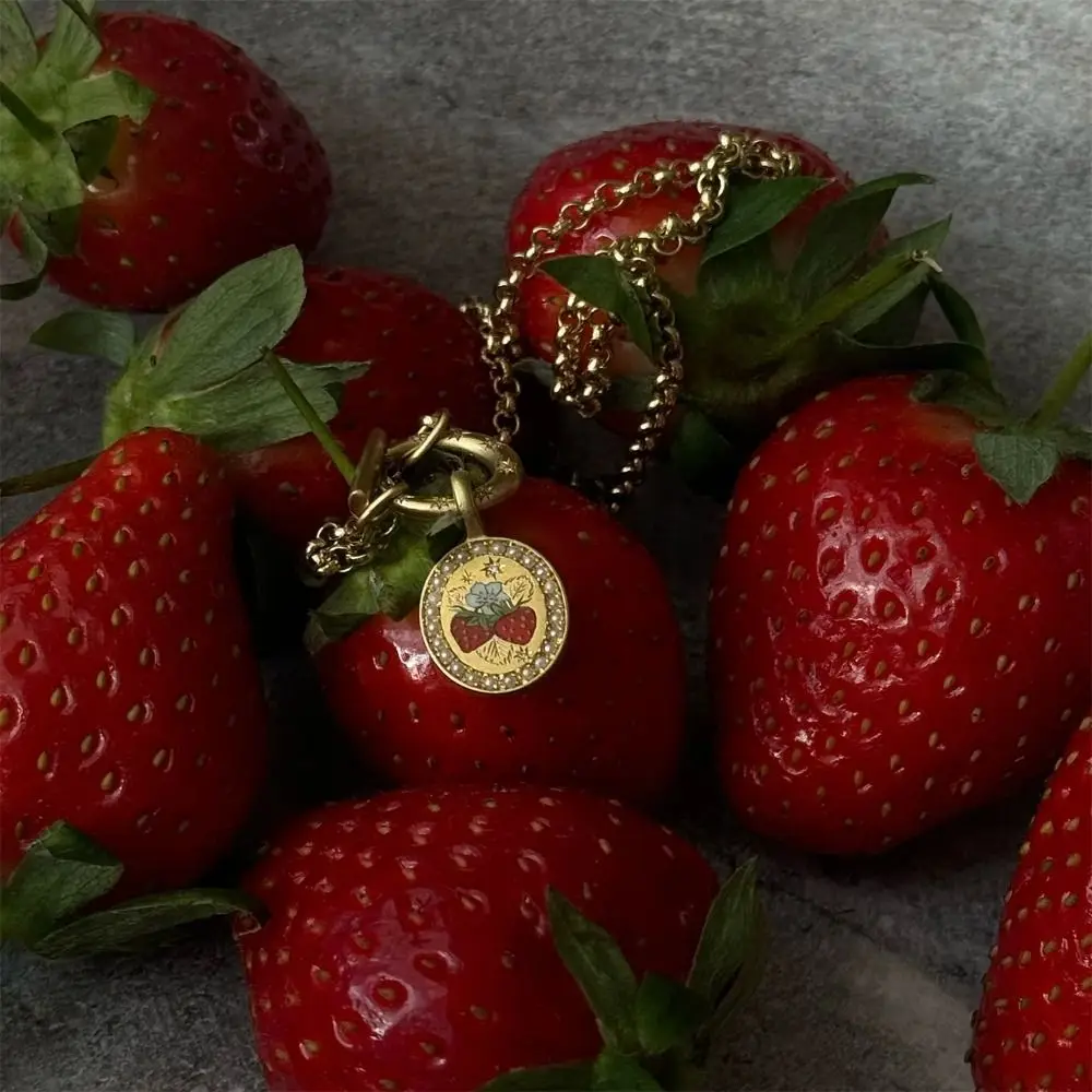 Retro European Style Strawberry Pattern Necklace Gilded Titanium Steel Strawberry Pendant U-shaped Buckle Light