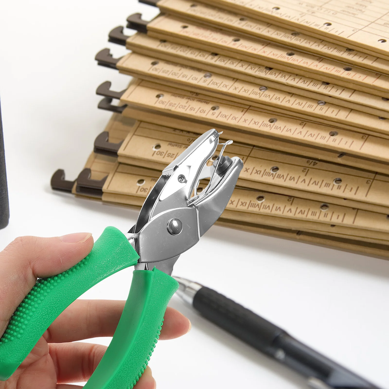 مثلث ثقب الناخس ثقب واحد صغير لكمة الموثق مؤشر بطاقة ورق الحرف أداة ثقب الورق الصغيرة توفير المساحة طويلة الوصول #6