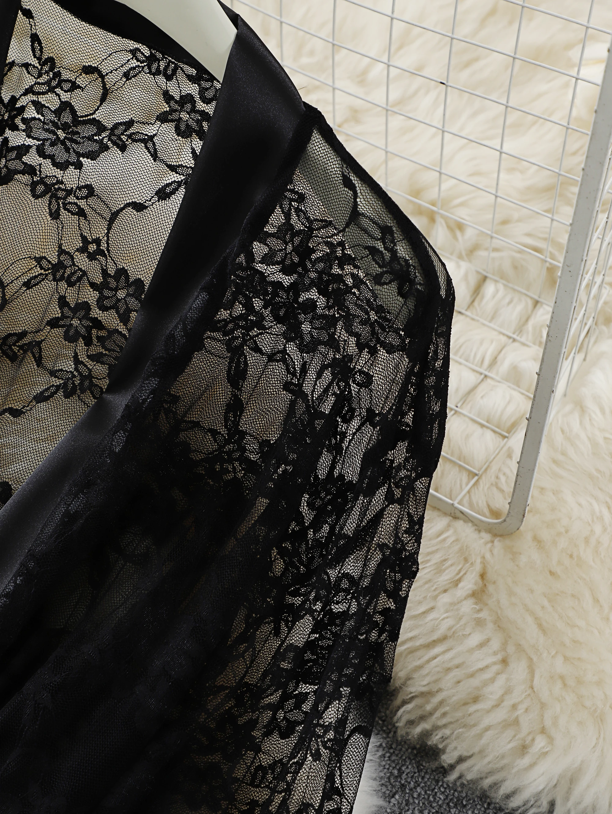 مثير الدانتيل الأسود النوم رداء طويل الأكمام الحرير تقليم ملابس المنزل الدانتيل الأسود انظر من خلال النوم رداء فاخر مثير ملابس المنزل