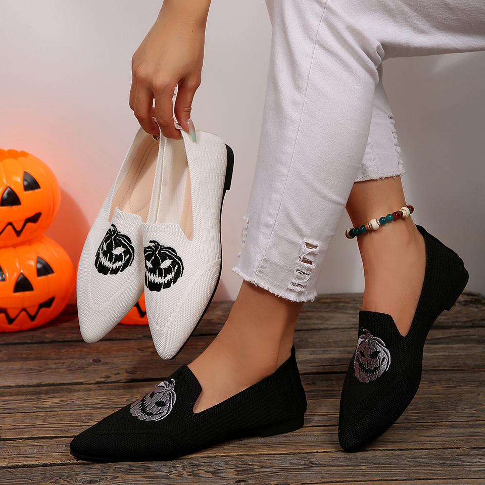  A pair of stylish retro pointed-toe knitted slip-on shoes, featuring devil embroidery and a flat sole 