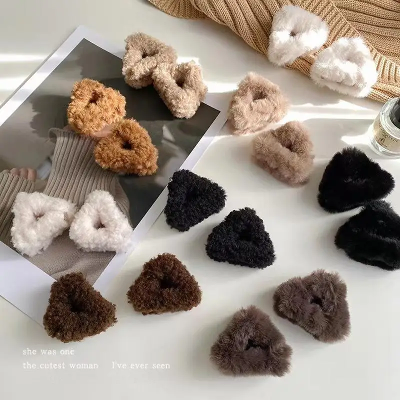Flauschige Kunstfell-Dreieck-Haarklammern mit starkem Halt und rutschfestem Griff, perfekt für den täglichen Gebrauch, Partys, Frauen und Mädchen. – Detail 1