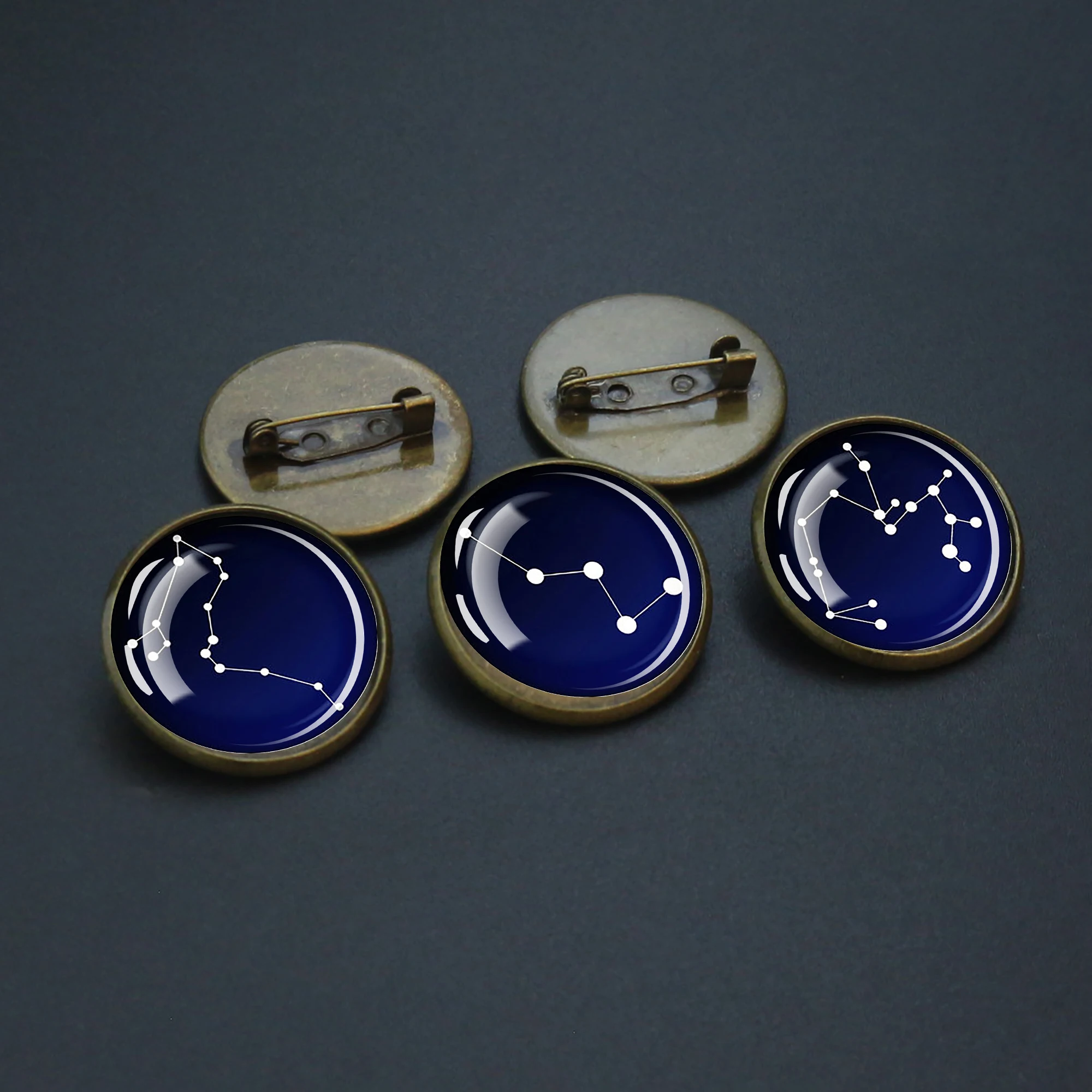 1PC Astronomical Themed Constellation Pattern Brooch, Dome Glass Inlaid Circular Brooch, Metal Brooch, Exquisite Jewelry Gift