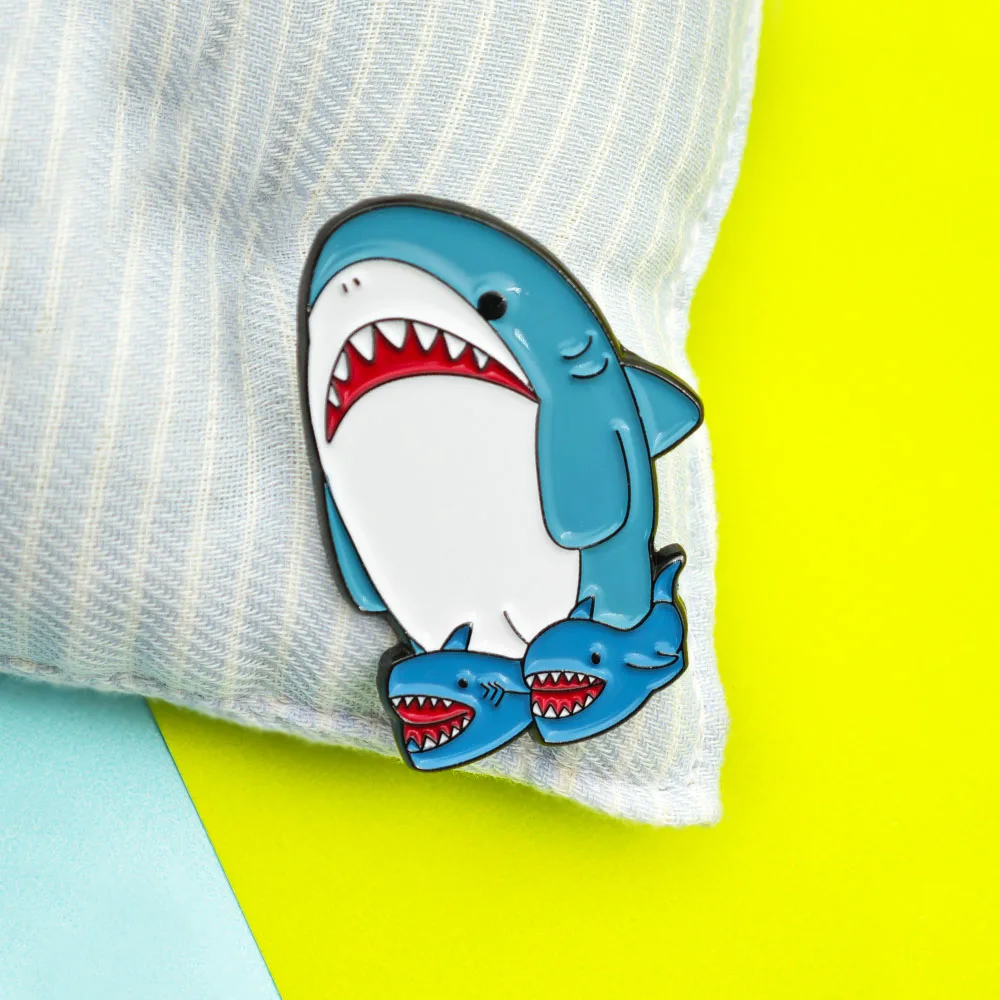 Niedlicher Hai in Haifisch-Hausschuhen Emaille-Pin Lustige Meeres-Tier-Broschen Kawaii Fisch-Anstecknadeln Meme-Schmuck Geschenk für Rucksack – Detail 10