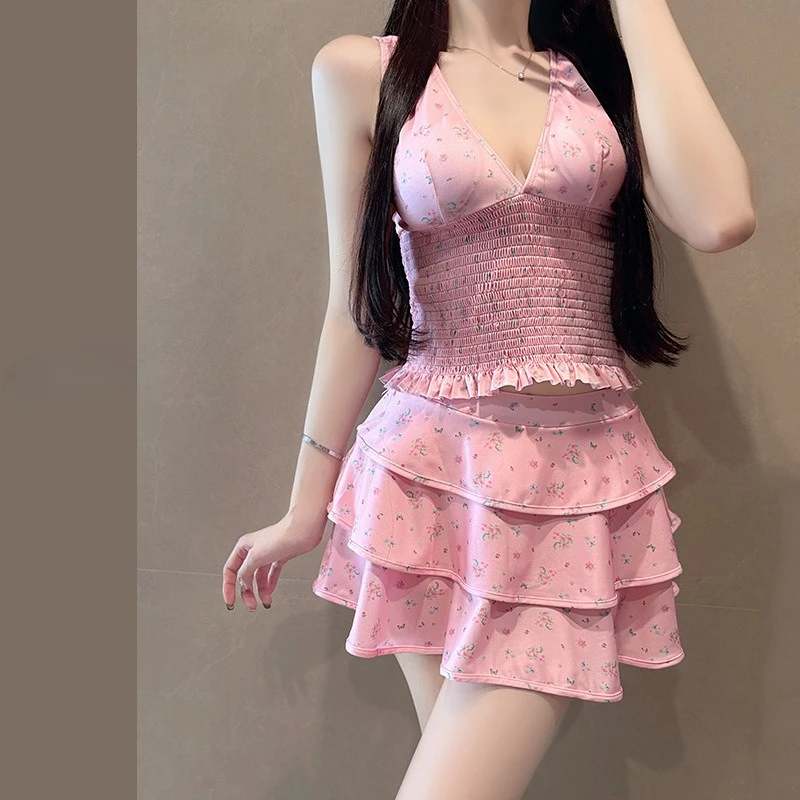 セクシーなピンクの花柄フリルミニスカートビキニセット 2 ピースディープ V ネックしわのあるベスト甘い水着ビキニタンキニ