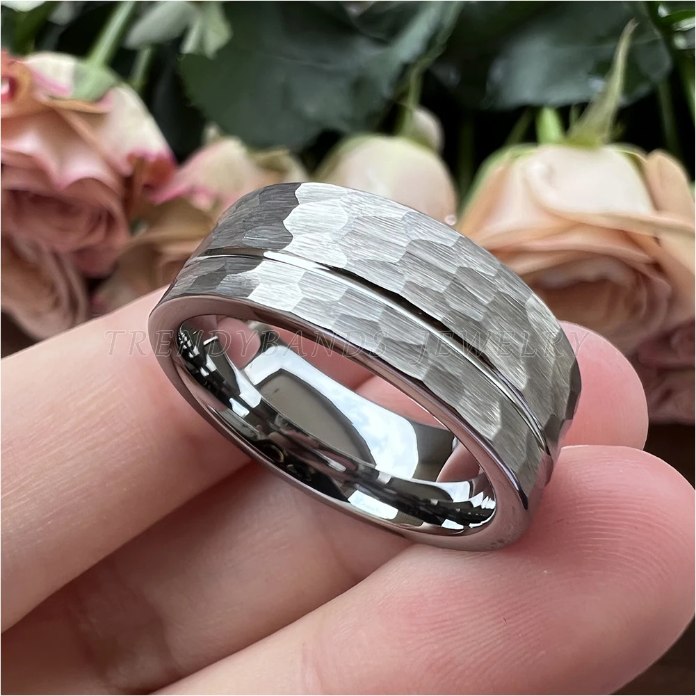 8 mm Eheringe aus Wolframkarbid für Männer und Frauen, Verlobung, Modeschmuck, gehämmerter, versetzter, gerillter, gebürsteter Finish, bequeme Passform – Detail 2