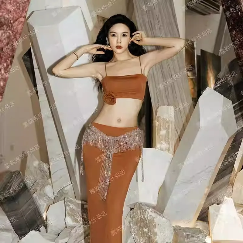 Индивидуальные костюмы для танца живота, тренировочный наряд с топом на подтяжках и сексуальной длинной юбкой, комплект экзотической танцевальной одежды