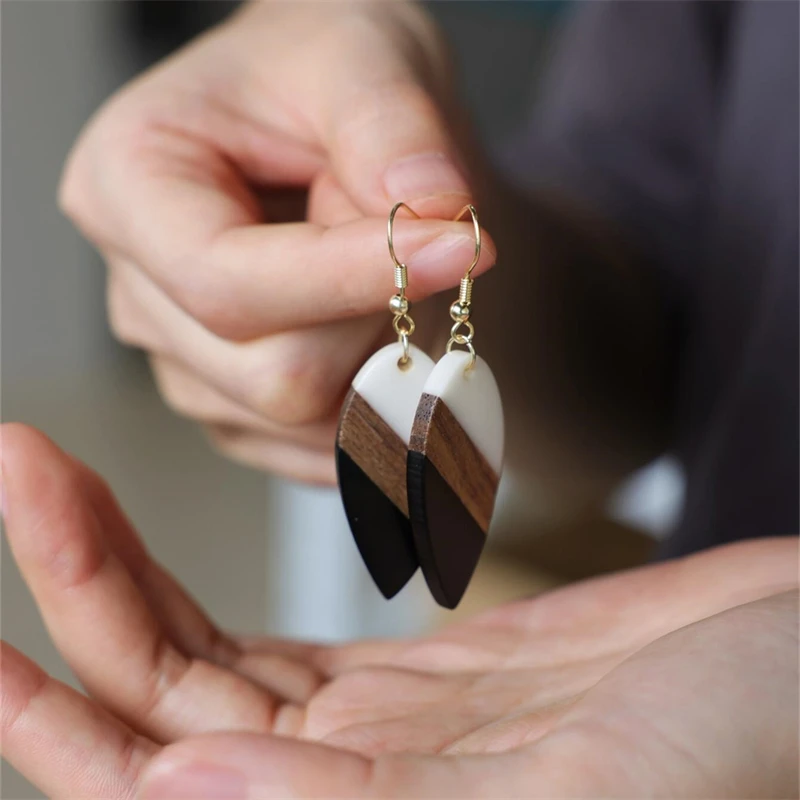 2-piece retro natural wood resin feather leaf shaped earrings for women, bohemian minimalist style, back to school season gift