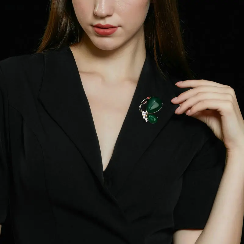 Cheongsam e Hanfu de estilo chinês emparelhado com broches antirreflexo, lenços de seda e broches de borboleta esmeralda