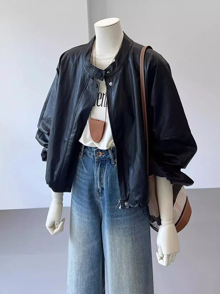 Jaqueta de Couro Retro Americana Feminina Casual com Botões Decorativos, Corte Solto, Manga Longa e Fechamento com Zíper