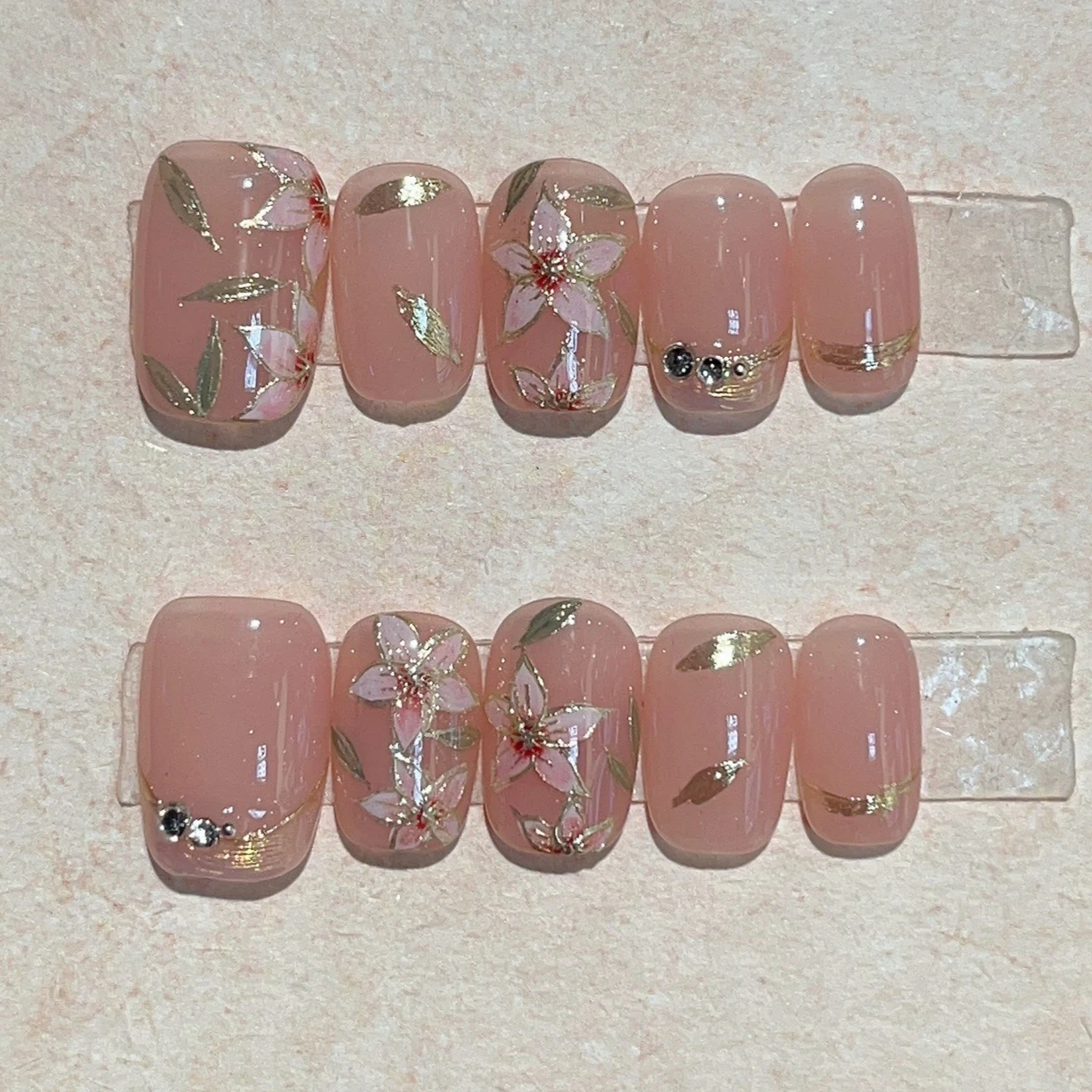 

10Pcs Retro Gold Leaves Hand-painted Floral Elegant Designs False Nails Light Luxury Diamond Sweet Short Acrylic Nails Fashion