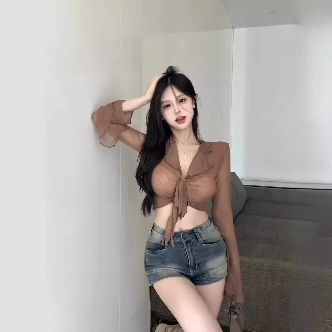 デザイン性の高い、長めの丈のスリムフィットベースレイヤートップス。春シーズンにぴったりの、ベルト付きでトレンディな女の子向け。