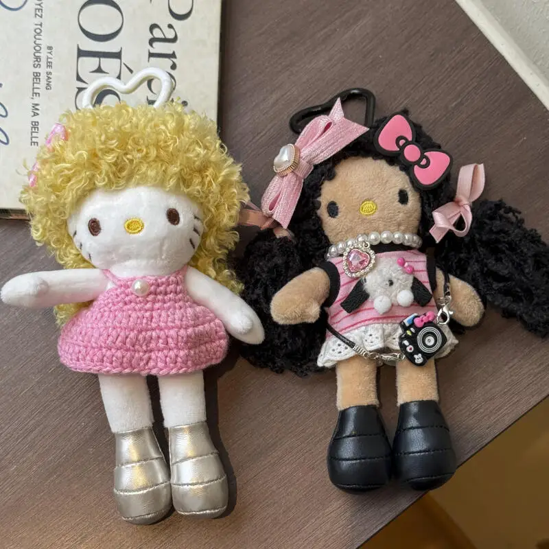 سانريو مرحبا كيتي نغمات الوردي الجلد الأسود سلسلة طويلة الساق مجعد الشعر سترة على شكل قلب مشبك لينة أفخم المفاتيح Bestie هدية