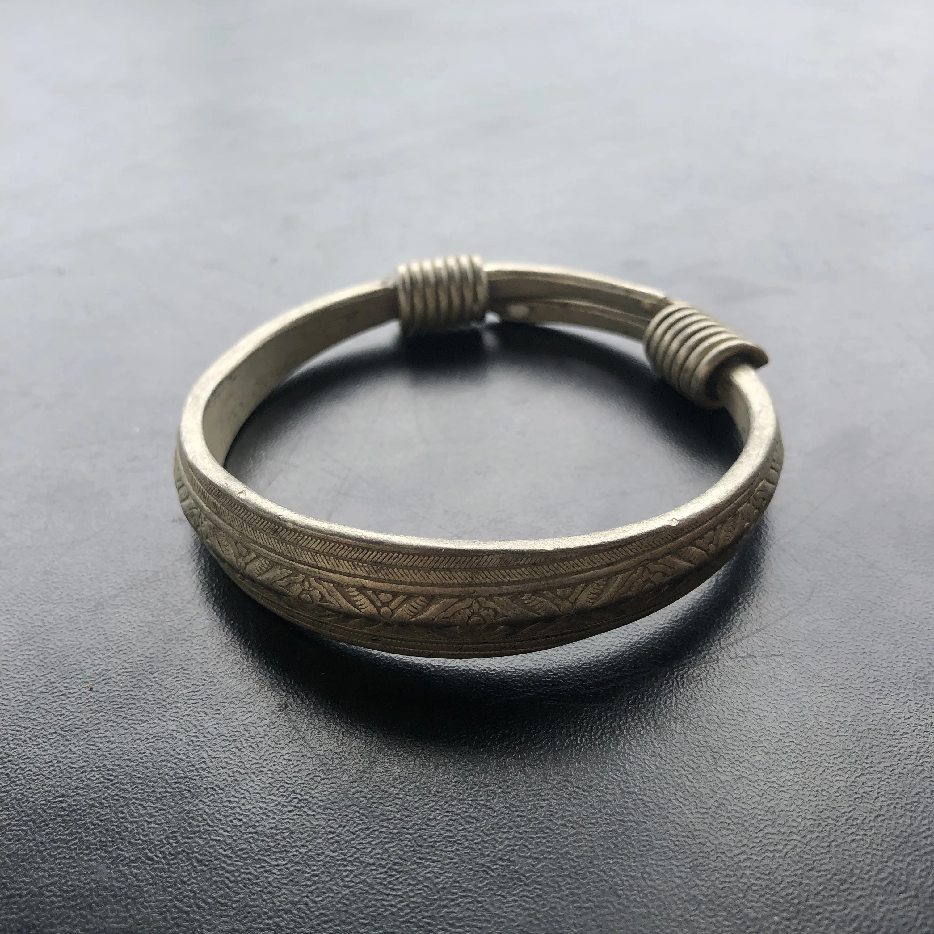 Vintage Tibetan Adjustable Bangle for Women Silver‑Tone Hand‑Carved Floral Pattern Cuff Bracelet Ethnic Bohemian Jewelry Gift