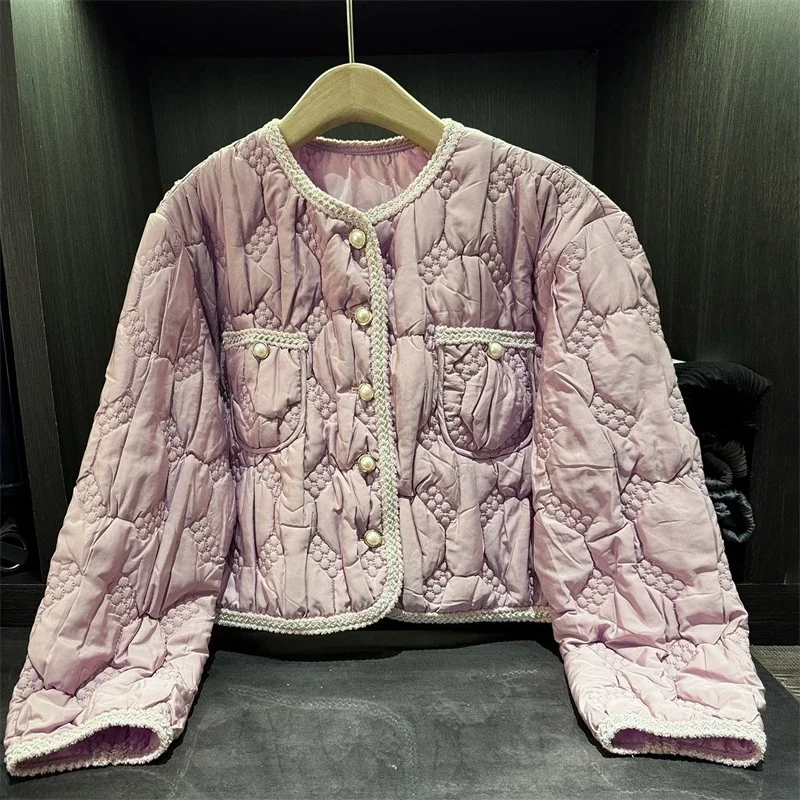 

Высококачественное утолщенное короткое плиссированное женское хлопковое пальто, нишевое модное однобортное зимнее пальто 2025 года, новая свободная куртка