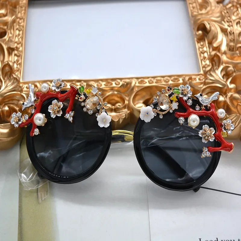 

Baroque Retro Sunglasses Women Brand Designer Casual Sun Glasses Hollow Metal Carving Fashion Accessories Ladies Vintage Shades