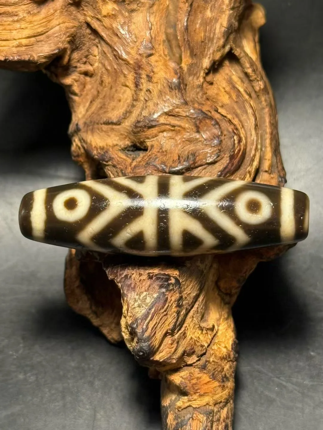 

Magic Energy Tibetan Old Oily Agate Ivory Color Kingkong Tiger Tooth Peak 6 Eyed Dzee dZi Bead Amulet For Jewelry UPD0623A08