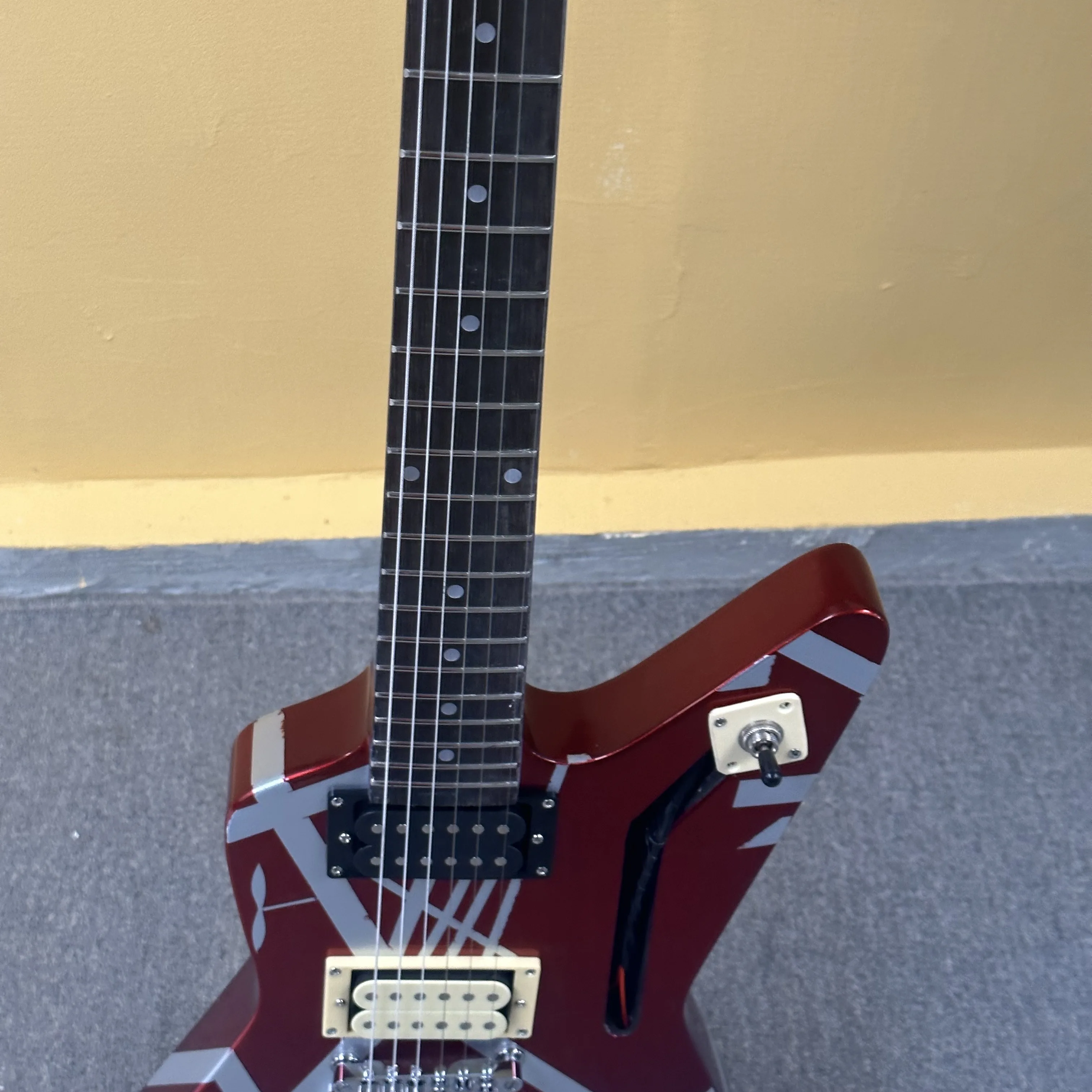 In stock High Quality Red and white striped electric guitar. Place an order and the guitar will be shipped immediately guitarra