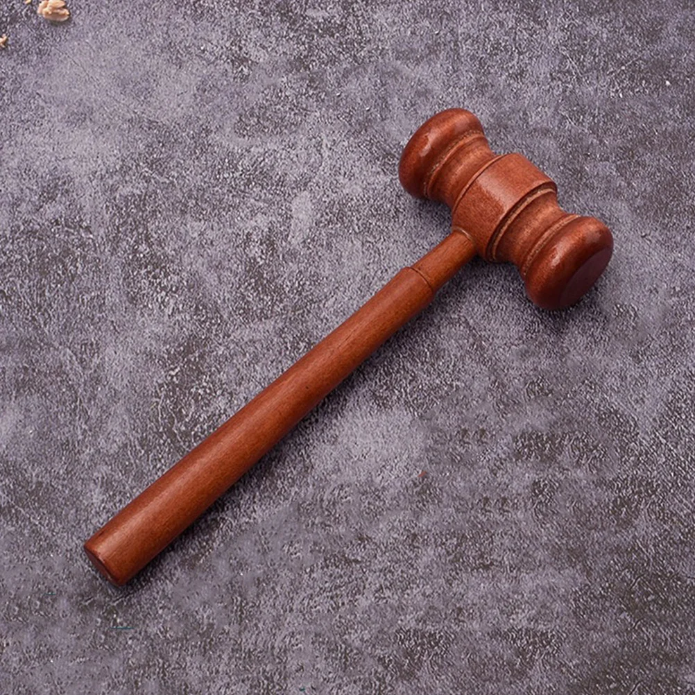 ชุดอุปกรณ์จำลองห้องพิพากษาเด็ก 1 ชุด ประกอบด้วยไม้ตีพิพากษา สำหรับเล่นบทบาทสมมติ พิธีกรรมทางกฎหมาย อุปกรณ์เสริมสำหรับผู้พิพากษาและผู้ดูแลความยุติธรรม