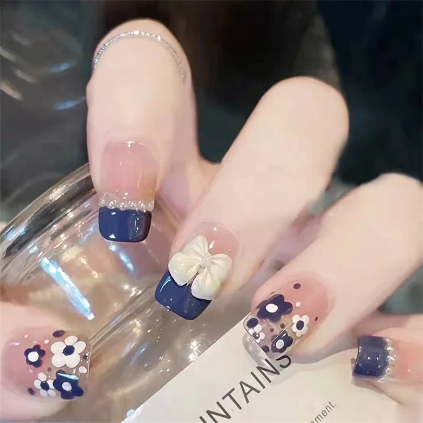 24 Stück kurze künstliche Nägel aus Acryl, vollständige Abdeckung von blauem Rand, Perlennägel, falsche blaue weiße kleine Blumen, zum Aufdrücken der Nagelkunstspitze
