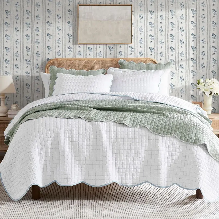 

White Queen Size Quilt Bedding Set, Scalloped Farmhouse Country Rustic Lightweight Soft Coverlet, Cute Cozy Kantha Pick Stitch B