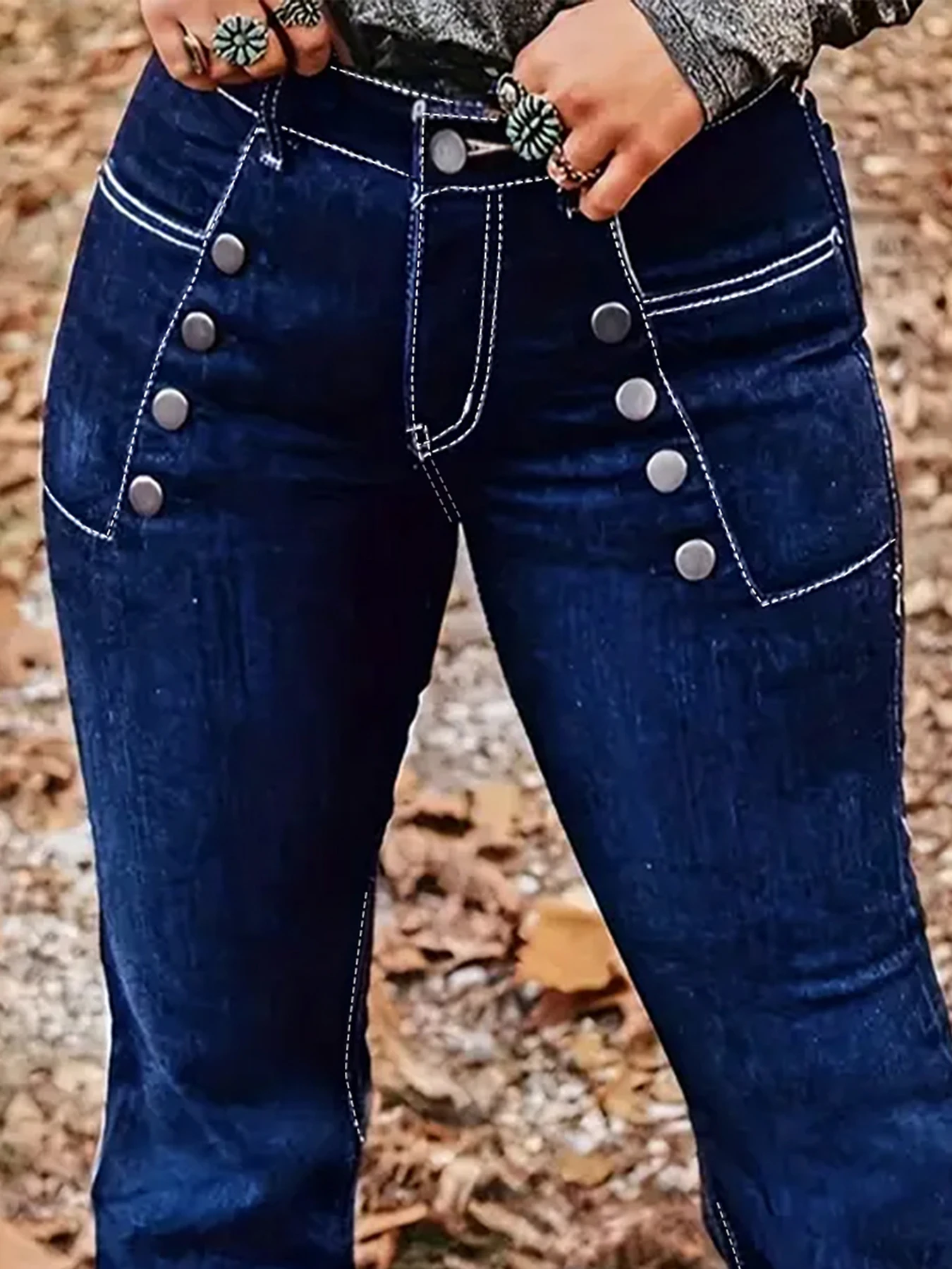 Damskie jeansy z wysokim stanem w kolorze ciemnoniebieskim z podwójnymi metalowymi guzikami po obu stronach, odpowiednie na uczelnię, do pracy i w stylu Y2K.