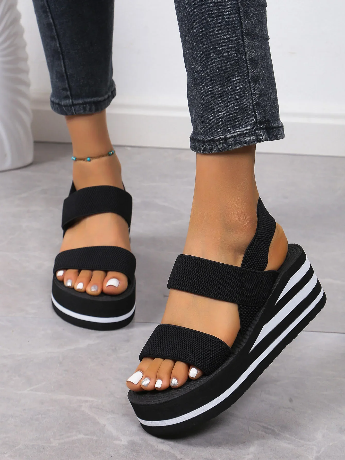 Sommerliche, lässige Damen-Keilsandalen mit offener Zehenpartie, leichte Plateauschuhe mit dicker Sohle und verstellbarem Riemen am Hinterfuß. – Detail 10
