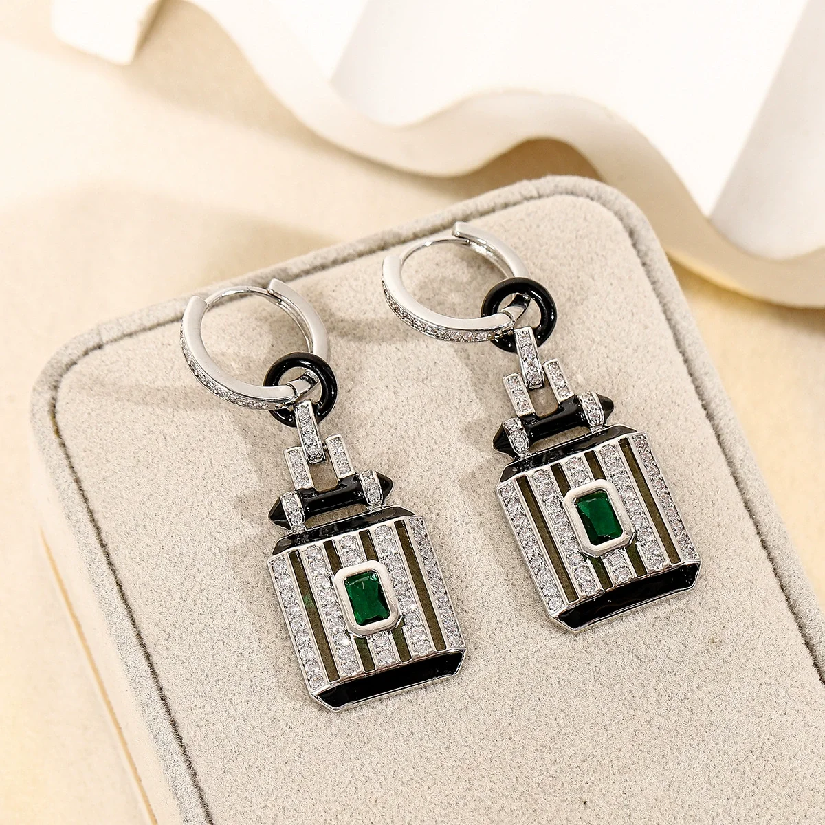 

Fashionable and luxurious geometric-shaped hollowed-out exquisite high-end style 925 silver needle earrings