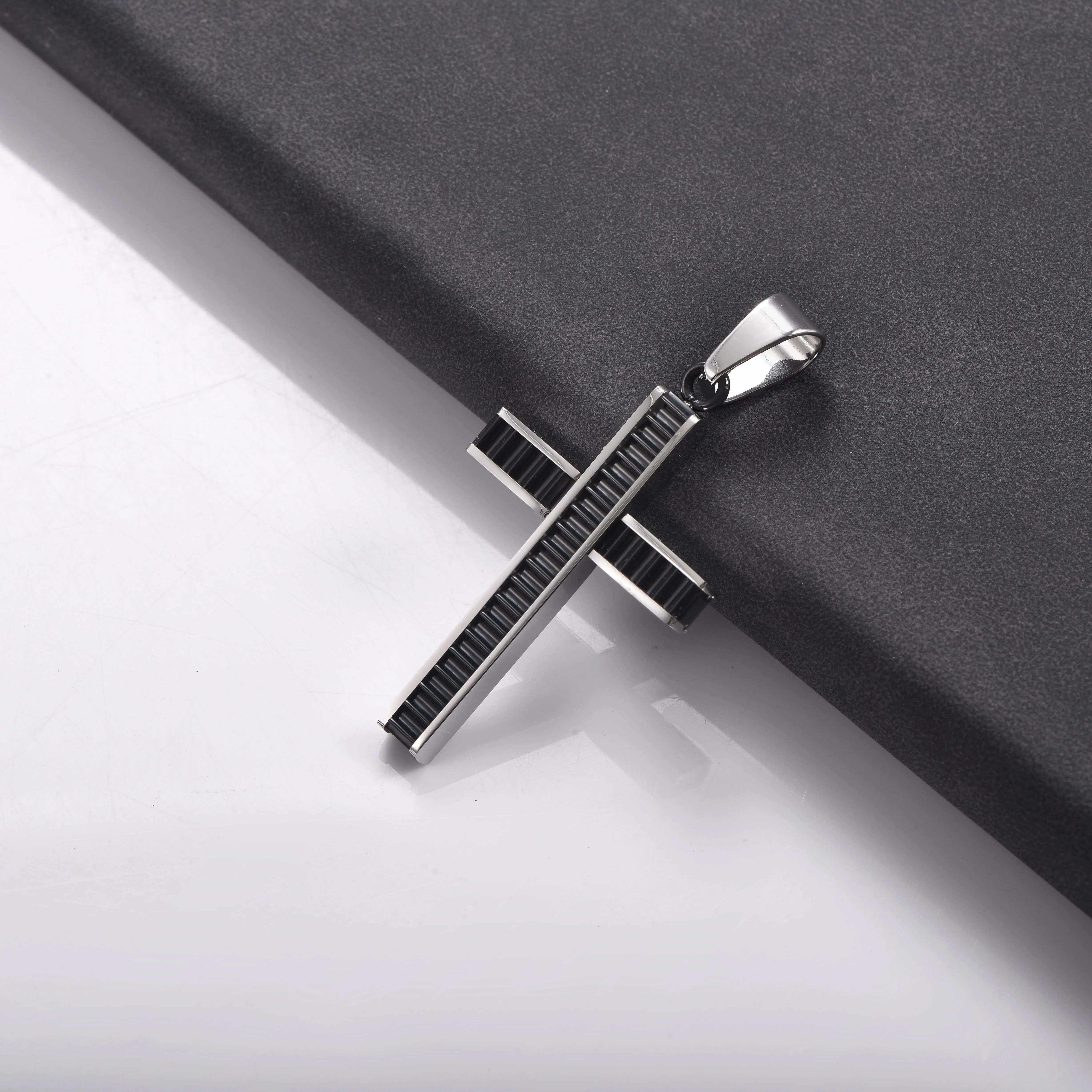 Strukturierte Kreuz-Anhänger-Halskette aus Edelstahl, Unisex, Herrenmode, Hals-Schmuck, Geschenk – Detail 2