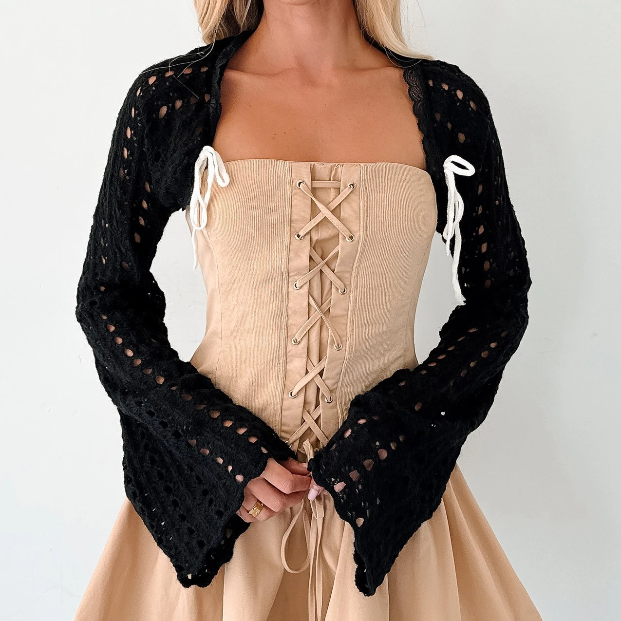 

Коллекция женского вязаного укороченного кардигана с вырезами, модного легкого однотонного болеро с длинными рукавами-колокольчиками