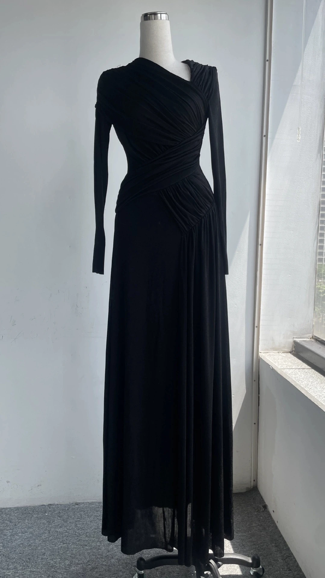 Niche-ontwerp geplooide asymmetrische maxi-jurk met lange mouwen 2025 vroege herfst vloerlange high-end jurk-GZXX1157