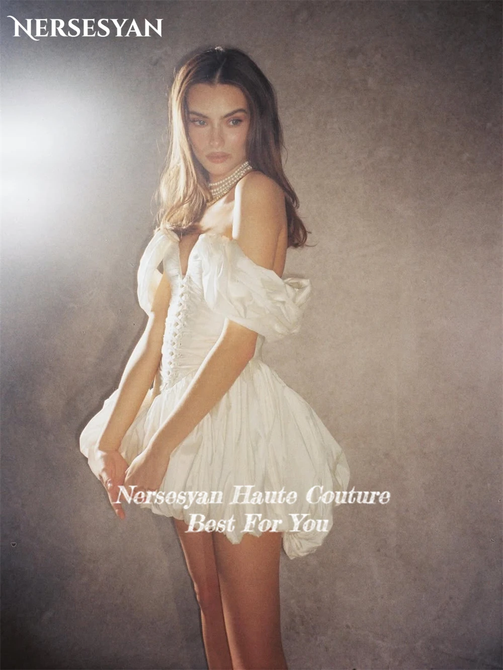 Nersesyan セクシーなショートカクテルパーティードレスオフショルダープリーツふくらんオフショルダーウエディングドレス背中の開いたサテンボールドレスカスタマイズ