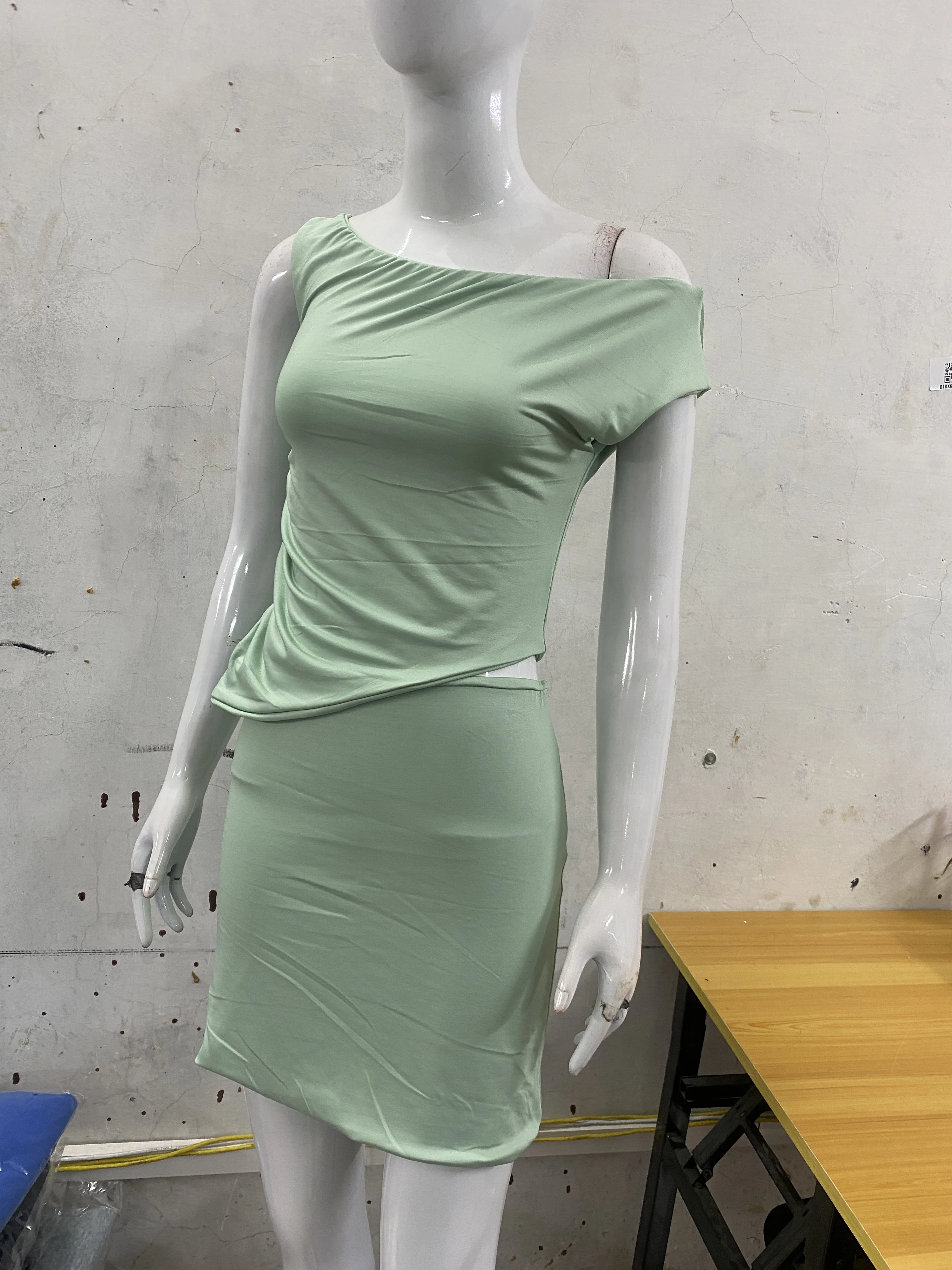 

2025 летняя женская мода, тонкий сексуальный уличный комплект из 2 предметов, плиссированная отделка, косая шея, верх с запахом, нижняя одежда Y2k