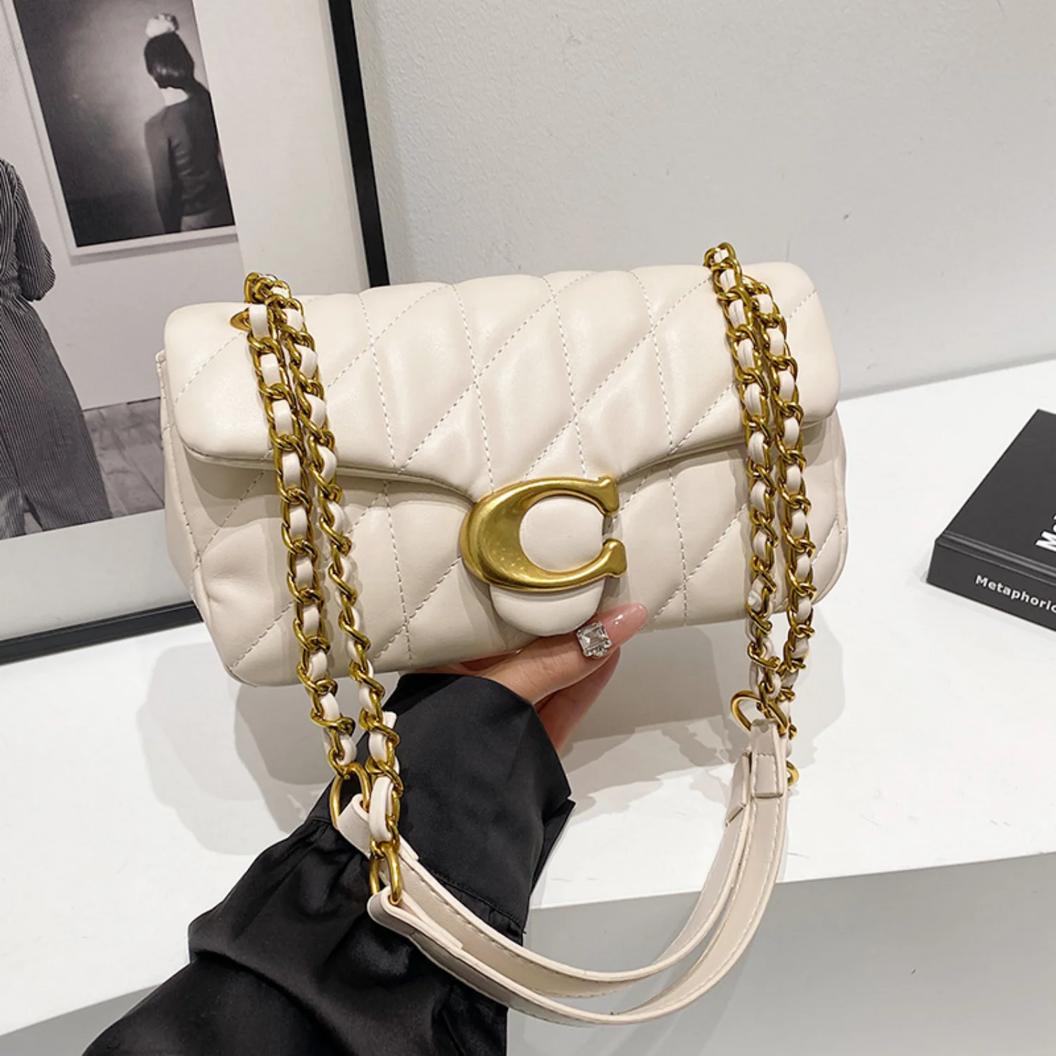 2026 New Women's Fashionable Light Luxury Large Capacity Classic Handbag, Gold Chain Single Shoulder Diagonal Cross Bag for Girl