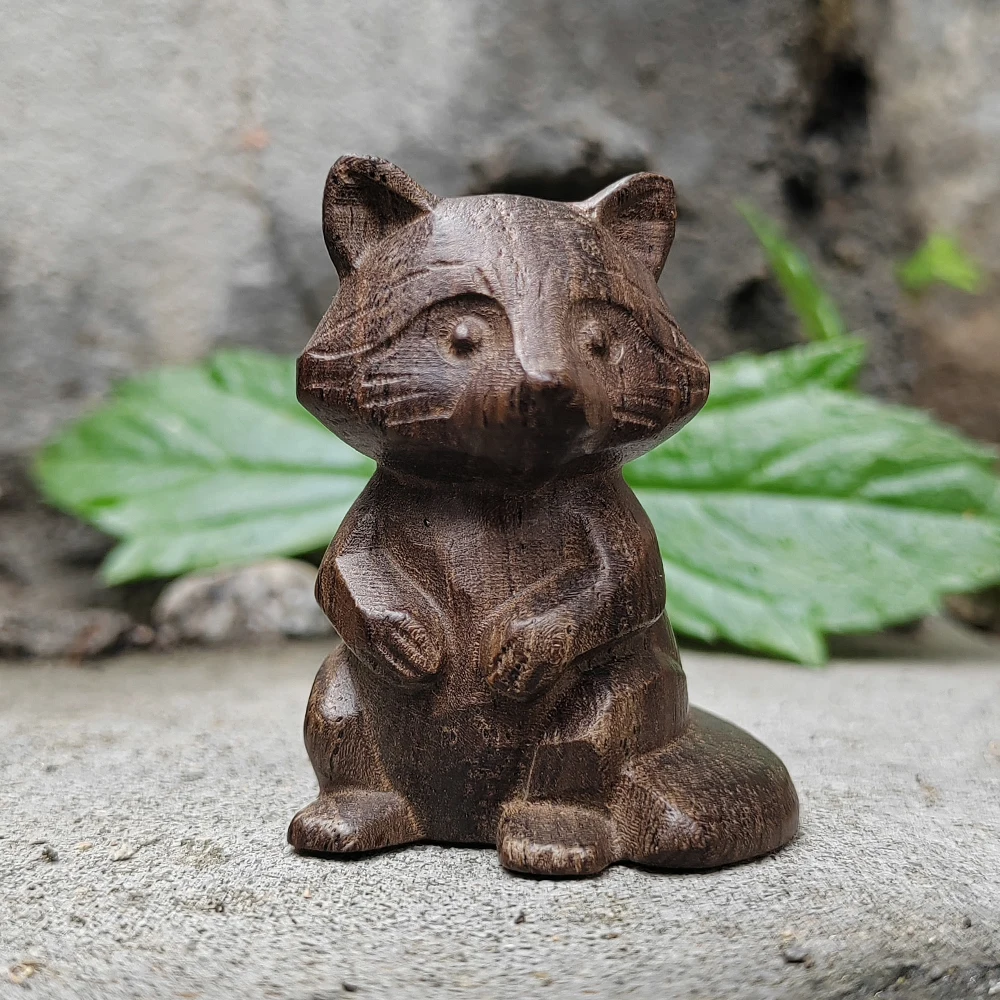 1.8 Inch Hand-Carved Wooden Raccoon Figurine Ornament, Natural Style, Suitable for Christmas Decorations, Creative Desktop Decor, Office Decoration, Housewarming Gift, Bedroom, New Year's Gift, Study Room