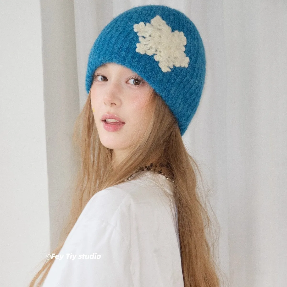Handmade 3D Snowflake Atmosphere Cold Hat Women's Winter Warm Knitted Hat Showing Face Small Wool Beanie Cap Tide