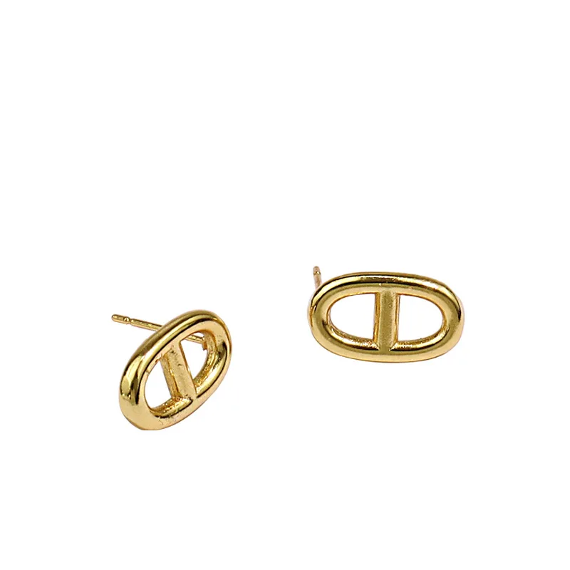 Modne kolczyki w stylu retro, ekskluzywne, niszowe, designerskie, minimalistyczne, z motywem świńskiego nosa, eleganckie.