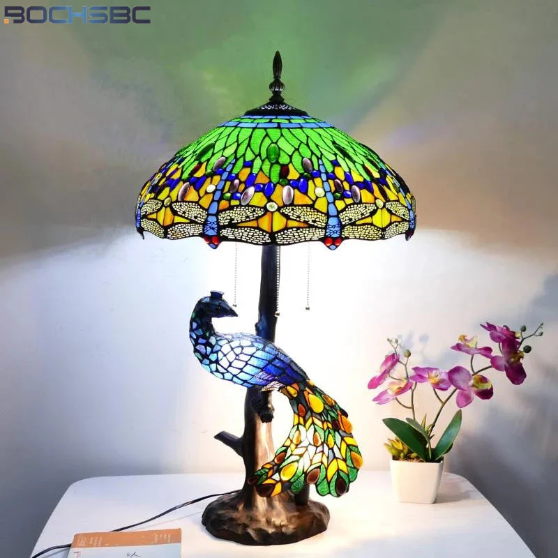 

BOCHSBC Tiffany Style Desk Lamp Birds Peacock Art House Stained Glass Decor Table Light Luxury Eyeshield Collect Colorful Light