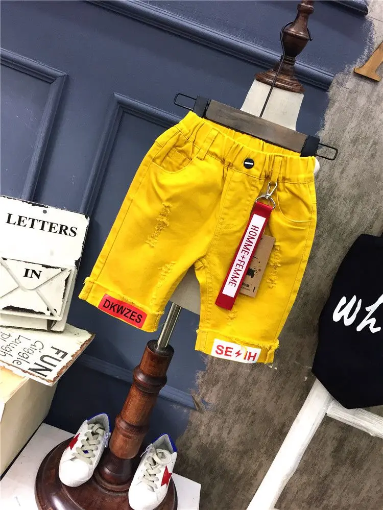 Denim-Shorts für Jungen, neue koreanische Version, Kinderkleidung, hübsche Jeans, perforierte Fünf-Viertel-Hosen