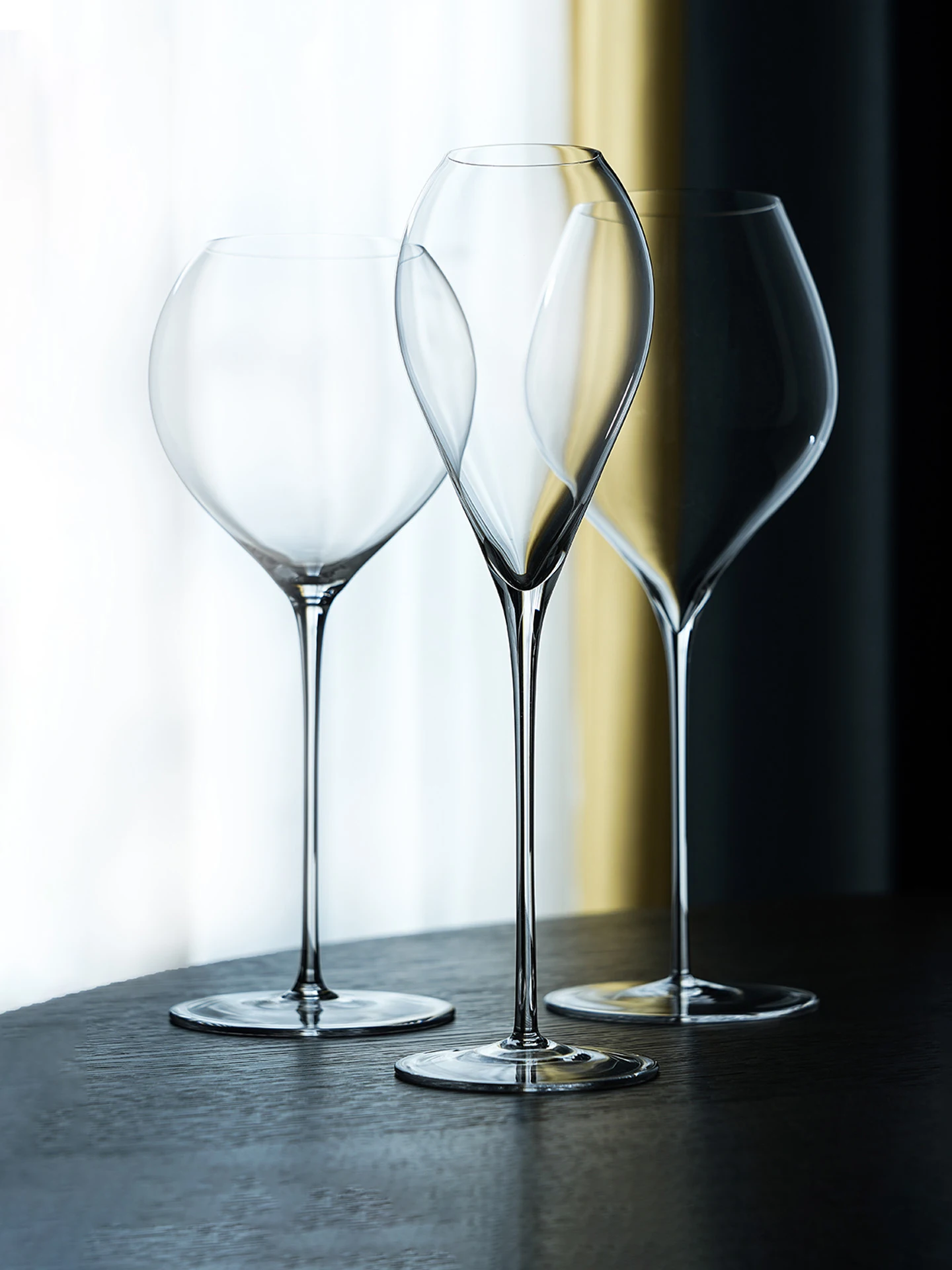 Ultradünne Süßweingläser, Champagnergläser mit hohem Fuß, hochwertige Weißwein-Rotweingläser und Sprudelwassergläser