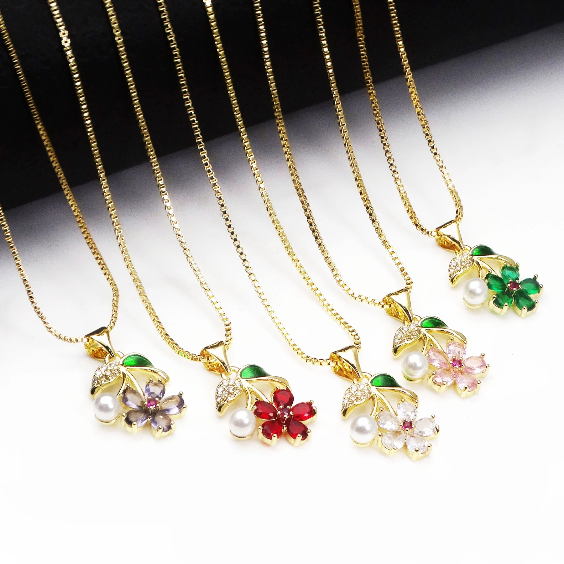 Micro zircão cinco pétalas flor pingente colar camélia pingente pérola pétala pingente colar corrente de cobre jóias colar