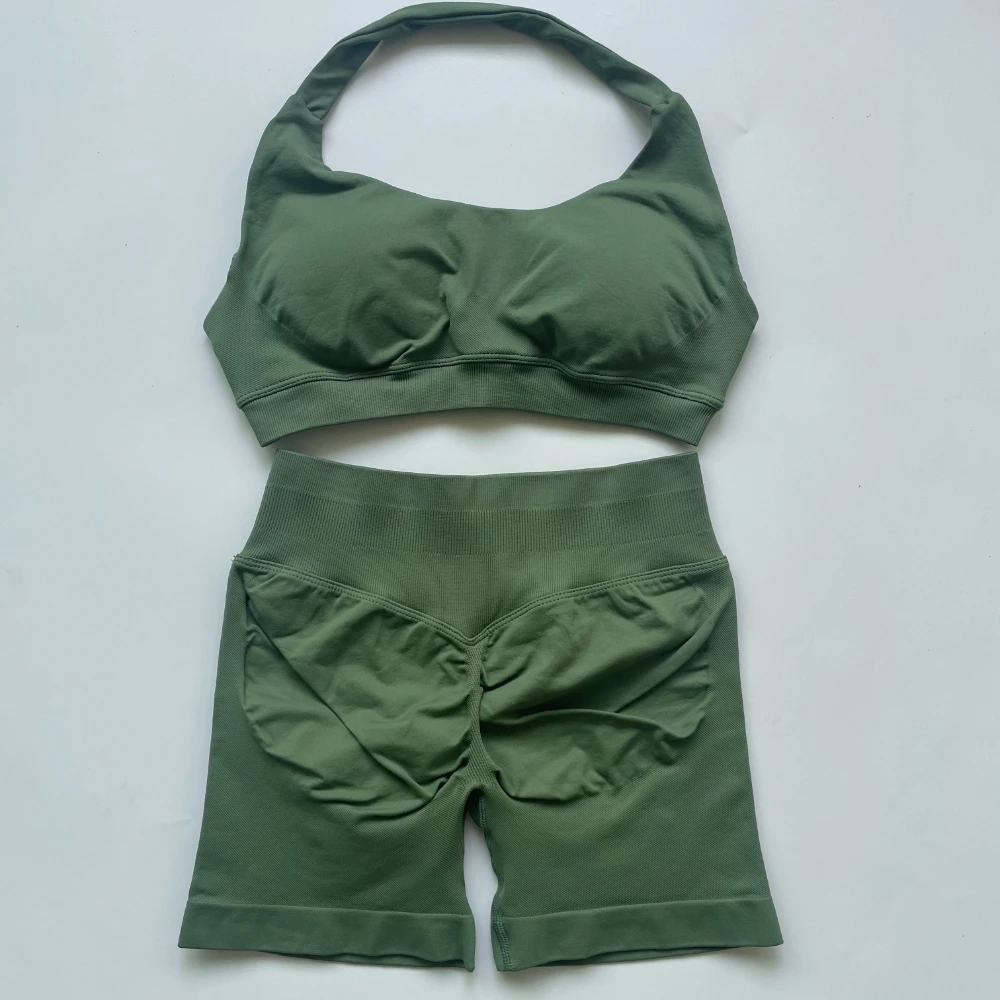 2pcs Impact Shorts Set Seamless Yoga Set Workout Scrunch Shorts Set Halter reggiseno sportivo Scrunch Shorts tuta da palestra abbigliamento Fitness