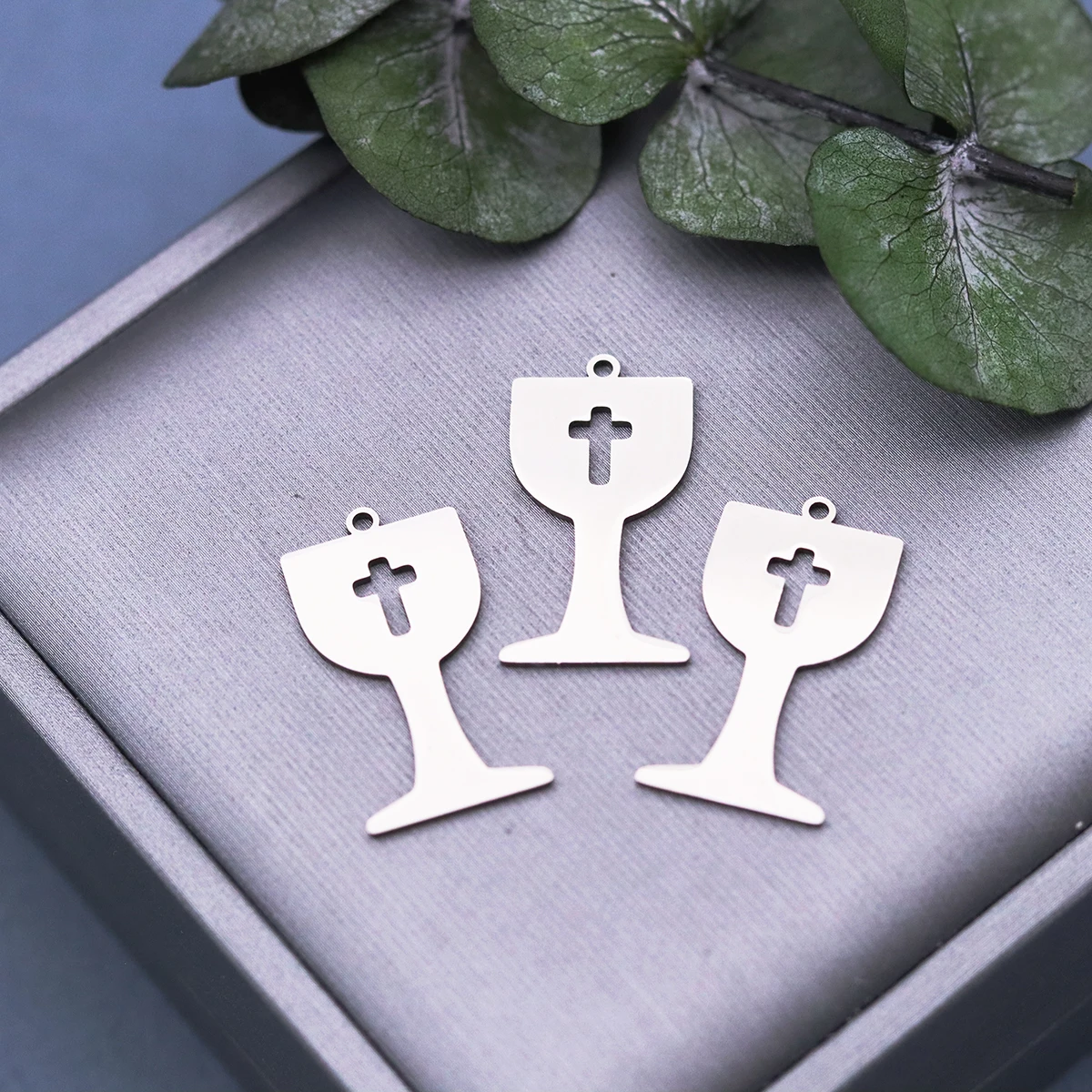 3 piezas de accesorios de acero inoxidable para joyería DIY: colgante de cruz y dijes para collares y pendientes, con diseño de calice de Sagrada Comunión