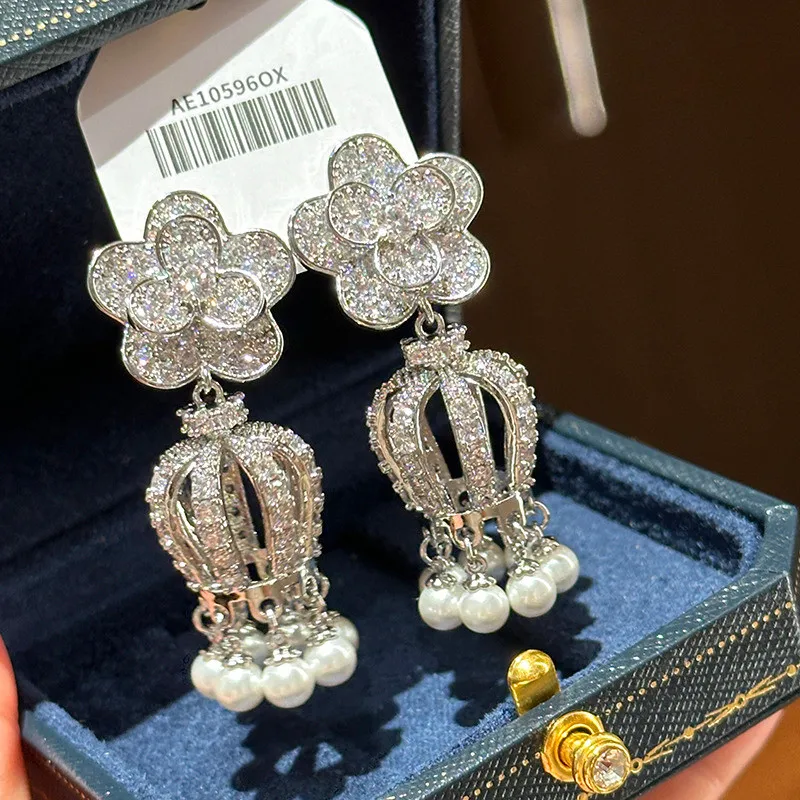 

Стильные изысканные серьги с длинной цветочной кисточкой и жемчугом и цирконом