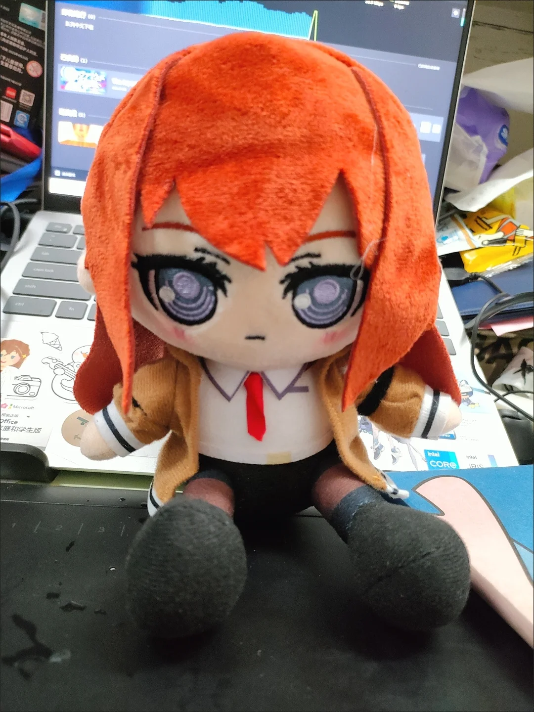 ตุ๊กตาผ้ากำมะหยี่ คุริสึ มาคิเสะ ขนาด 20 ซม. ท่านั่ง ของเล่นตุ๊กตาผ้าฝ้ายสำหรับเด็กและผู้ใหญ่ ของขวัญวันเกิดหรือหมอนนุ่ม