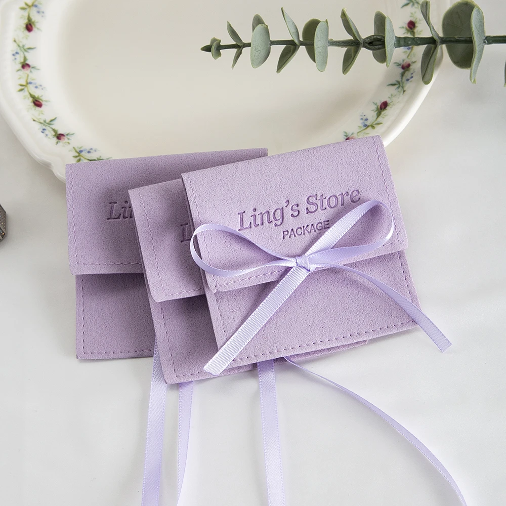 

100 шт. фиолетовых бархатных мешочков для украшений с индивидуальным логотипом, из микрофибры, фланели, замши, в форме конверта, с бантом, подарочная упаковка, мешочки для конфет