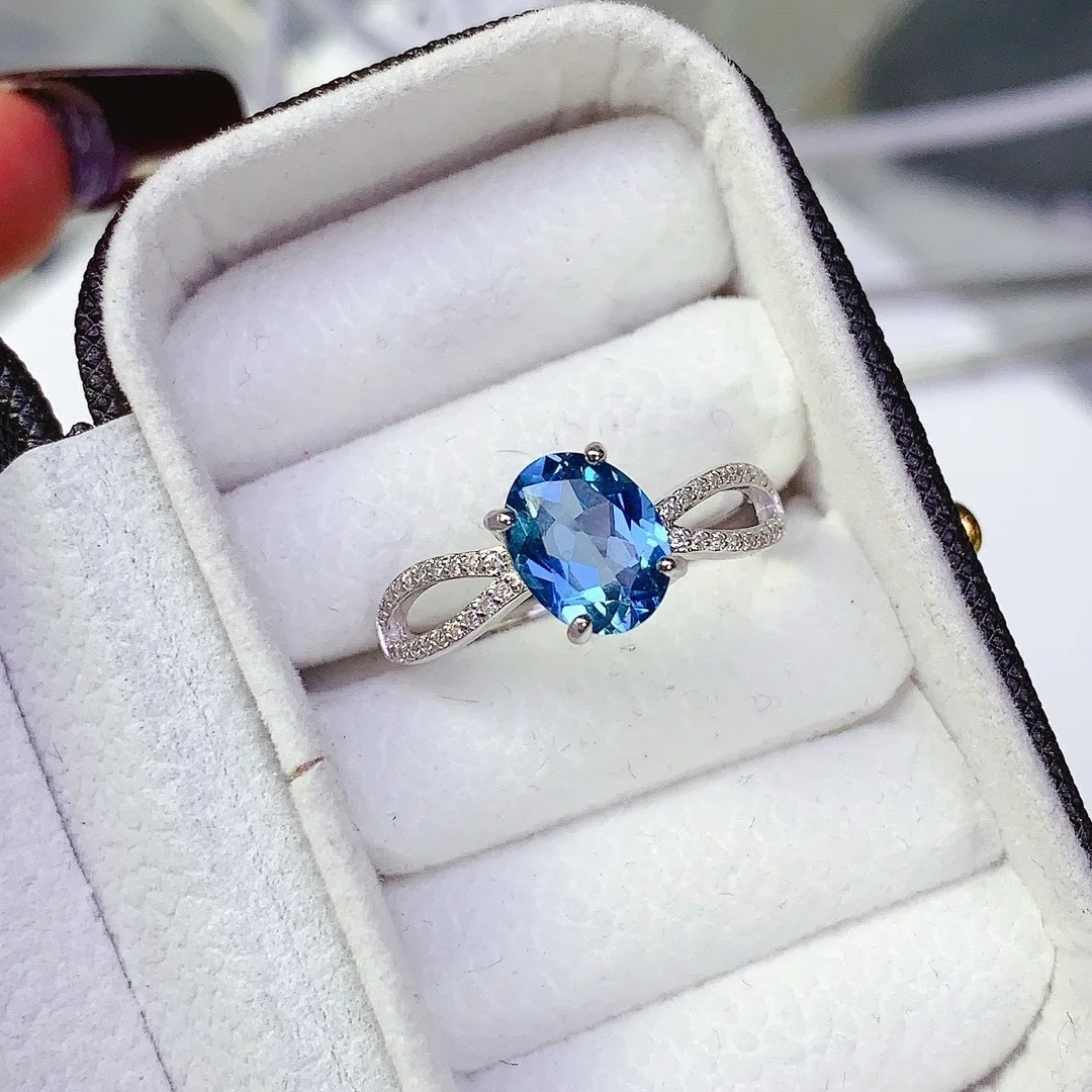 

Захватывающее серебряное кольцо S925 с синим топазом поднимает ее темперамент с помощью этой великолепной фигуры, идеально подходит для подарков на годовщину