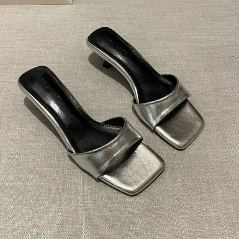 Sandali firmati con testa quadrata di moda nuovo stile estivo da donna 2025 Pantofole casual comode con punta aperta e bocca superficiale Taglia 35-40